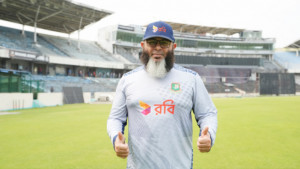 উইকেটের সামনে ঢাল হলেন মুস্তাক