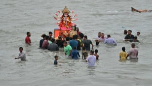 চট্টগ্রামে গুঁড়িগুঁড়ি বৃষ্টিতে দেবী দুর্গাকে বিসর্জন