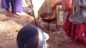পাইপ বসাতে গিয়ে বের হলো গ্যাস, চলছে রান্না
