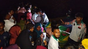 রাতে দিক হারিয়ে মাঝ নদীতে ট্রলার, ৮০ শিক্ষার্থী উদ্ধার