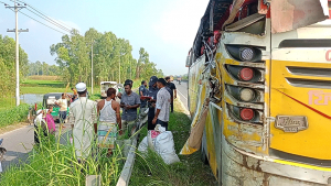 টাঙ্গাইলে সড়ক দুর্ঘটনায় প্রাণ গেল নারীসহ ৩ জনের