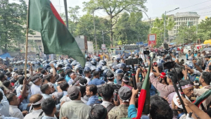 শহীদ মিনারে ফিরে গেলেন শিক্ষকরা, দাবি না মানলে কাল ‘লংমার্চ টু যমুনা’