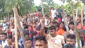 তিন স্থানে সংঘাত সংঘর্ষ হামলা অস্ত্রের মহড়া