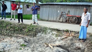 বালু দিয়ে ভরাট কালভার্টের মুখ, ৫০ পরিবার পানিবন্দি