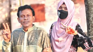 লালপুরে বাবা ও মেয়ের মুখে হাসি