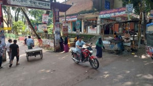 প্রধান ফটকের সড়কে অসম ঢাল, ঝুঁকিতে রোগী