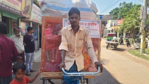 সেই লালনসহ ৭ ভিক্ষুককে স্বাবলম্বী হতে নানা উপহার