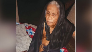 ছেলের গোয়ালঘরে ঠাঁই বৃদ্ধার