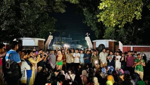 বিচার চেয়ে রাবি উপাচার্যের বাসভবন ঘেরাও করে বিক্ষোভ