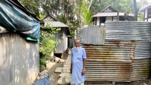 পথ আটকে দিয়েছেন প্রতিবেশীরা ভোগান্তিতে ১০ পরিবার