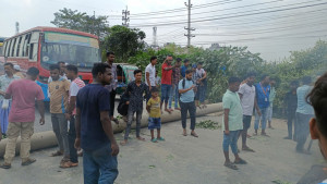 বেতন পান না চার মাস, রাস্তায় নামলেন শ্রমিকরা