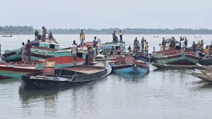 ধোপাজান নদীতে চলছে বালু লুট, আদালতে মামলা