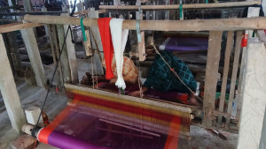 কর্মহীন হওয়ার শঙ্কায় তাঁতশিল্পে জড়িত ৫ হাজার মণিপুরি নারী