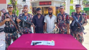 বেনাপোলে ভারতীয় কাঁচামরিচের ট্রাকে মিলল পিস্তল ও ৯৩ রাউন্ড গুলি