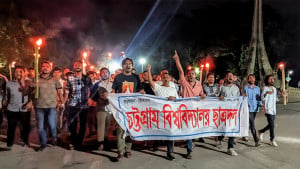 চবিতে প্রক্টরিয়াল বডির পদত্যাগ দাবিতে মশাল মিছিল