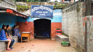 নেপালে জেল ভেঙে পালাল শত শত কয়েদি