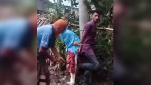 তরুণ-তরুণীকে ঘরে আটকে রাতভর নির্যাতন, সকালে খুঁটিতে বেঁধে পিটুনি