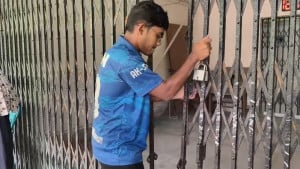 তিনদিন পর খুলল কোষাধ্যক্ষ কার্যালয়ের তালা