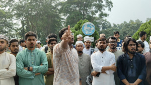 রাবিতে পোষ্য কোটা পুনর্বহালের প্রতিবাদে শিক্ষার্থীদের বিক্ষোভ
