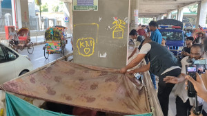 টিএসসিতে ভাসমানদের উচ্ছেদে অভিযান