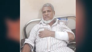 হকিস্টিক দিয়ে পিটিয়ে কৃষক দল নেতার হাত-পা ভেঙে দেওয়ার অভিযোগ প্রতিপক্ষের বিরুদ্ধে