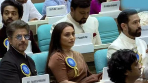 জাতীয় পুরস্কার নিতে নয়াদিল্লির বিজ্ঞান ভবনে শাহরুখ-রানি