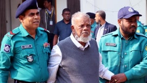 আদালতে ‘স্যান্ডউইচ ও ড্রাই ফুড’ খাওয়ার অনুমতি পেলেন না আমু