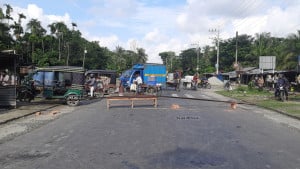 বাগেরহাটে হরতাল চলছে, ডিসিকে কার্যালয়ে প্রবেশে বাধা, নির্বাচন অফিসে তালা