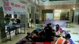 শিক্ষার্থীদের অনশন ভাঙাতে না পেরে পাশেই মশারি টানিয়ে রাত কাটালেন উপাচার্য