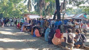 আবারও রেলপথ অবরোধ বাকৃবি শিক্ষার্থীদের, ট্রেন চলাচল বন্ধ
