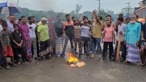 পাবনা-১ আসনের সীমানা পুনর্বহালের দাবিতে বেড়ায় হরতাল-অবরোধ চলছে