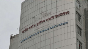 বাসায় ঘুমাচ্ছিলেন, হঠাৎ এসি বিস্ফোরণে দুই সন্তানসহ দগ্ধ মা-বাবা