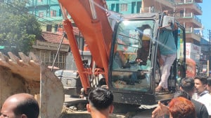 বাঁকখালী নদী দখলমুক্ত করতে গিয়ে বাধা, এস্কেভেটর ভাঙচুর, সড়ক অবরোধ 