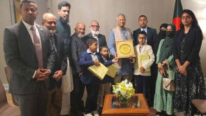 প্রধান উপদেষ্টার সঙ্গে নিউইয়র্কে নিহত বাংলাদেশি পুলিশ কর্মকর্তা দিদারুলের পরিবারের সাক্ষাত