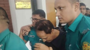 রিমান্ডের আদেশ শুনে কাঠগড়ায় ঢলে পড়লেন এনায়েত করিম 