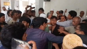 শিক্ষক-শিক্ষার্থীদের ধাক্কাধাক্কি, উপ-উপাচার্য ও প্রক্টর অবরুদ্ধ