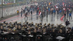 ইন্দোনেশিয়ায় তীব্র হচ্ছে বিক্ষোভ