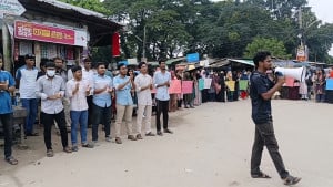 ১১ দিনেও খোলেনি বাকৃবি, শিক্ষার্থীদের মানববন্ধন