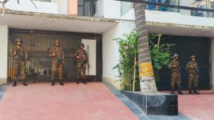 হাজী সেলিমের বাড়িতে যৌথবাহিনীর অভিযান, ৬ গাড়ি জব্দ