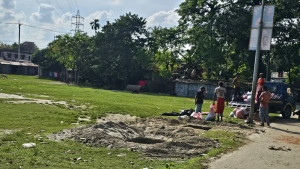 খেলার মাঠে ডাম্পিং স্টেশন করার চেষ্টা, নির্মাণকাজে রেলের বাধা
