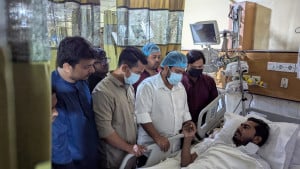 নুরকে দেখতে এয়ারপোর্ট থেকে সরাসরি ঢামেকে নাহিদ-সারজিস