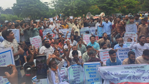 সীমানা পুনর্বহালের দাবিতে ইসির সামনে পাবনাবাসীর বিক্ষোভ
