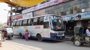 বেতন বৃদ্ধির দাবি মানার পর রাজশাহী-ঢাকা রুটের বাস চলাচল শুরু 