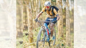 তিনশ কিলোমিটার পথ সাইকেল চালিয়েছি