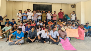 রাকসু: প্রশাসন ভবনের সামনে ছাত্রদলের অবস্থান কর্মসূচি পালন