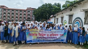 সাঁথিয়ায় স্কুল ভাঙচুর ও শিক্ষককে লাঞ্ছিতের প্রতিবাদে শিক্ষার্থীদের বিক্ষোভ