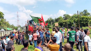 ৮ দফা দাবিতে ট্রেন আটকে দিলেন আন্দোলনকারীরা