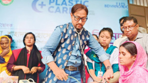প্লাস্টিক হাতে হাসপাতালে ফিরলেন ওষুধ নিয়ে