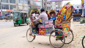 ব্যাটারিচালিত রিকশায় নিষেধাজ্ঞা বিপাকে মালিক-শ্রমিক