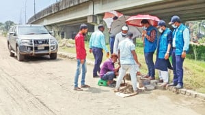 সড়কের নমুনা সংগ্রহ করে পরীক্ষায় পাঠাল দুদক